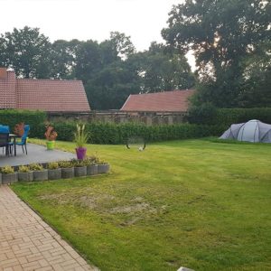 In unserem Garten können die Kinder und Jugendliche gemeinsam spielen.