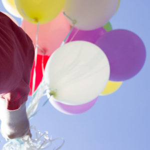 Wir lassen Luftballons steigen.